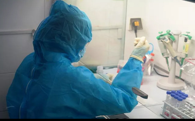 Cán bộ CDC Hà Nam lấy mẫu bệnh phẩm làm xét nghiệm SARS-Cov-2